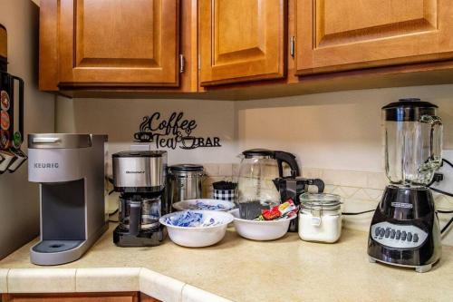 a kitchen counter with a blender and other appliances at Yosemite's Scenic Hideaway in Midpines