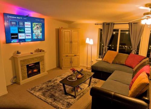 a living room with a couch and a tv at Yosemite's Scenic Hideaway in Midpines
