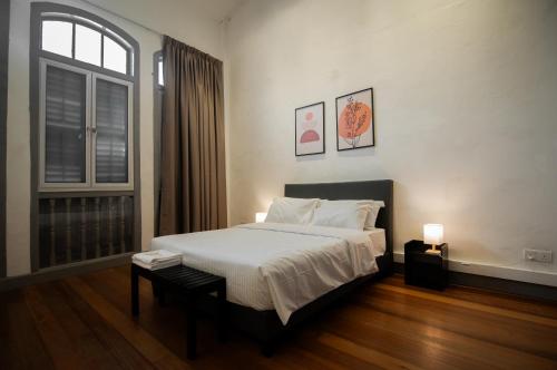 um quarto com uma cama grande e uma janela em Aayu Melayu em George Town