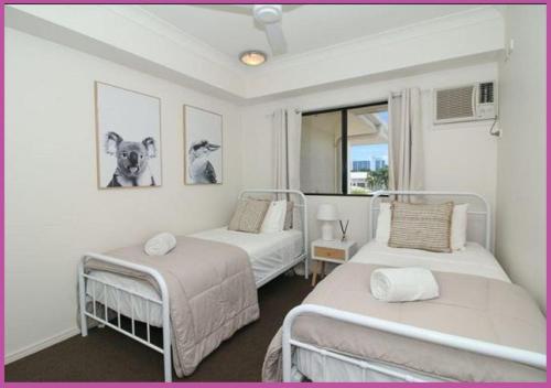 1 Schlafzimmer mit 2 Betten und einem Fenster in der Unterkunft Breakwater 47 in Townsville