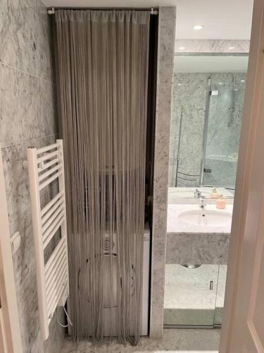 une salle de bain avec douche et lavabo dans l'établissement Modern Condo w Terrace 250m from Beach & Pool, à Antibes
