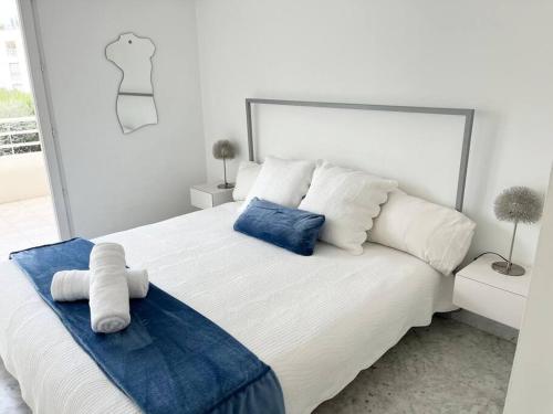 Modern Condo w Terrace 250m from Beach & Pool