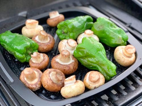 a grill with mushrooms and green peppers on it at HAKONE DOMA in Hakone