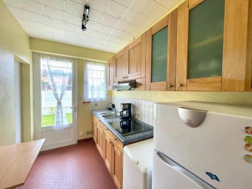 Photo de la galerie de l'établissement Maison de pays proche plage avec terrasse, 2 chambres, WIFI, quartier calme - FR-1-231-318, à Bretignolles-sur-Mer