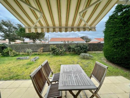 Photo de la galerie de l'établissement Maison de pays proche plage avec terrasse, 2 chambres, WIFI, quartier calme - FR-1-231-318, à Bretignolles-sur-Mer