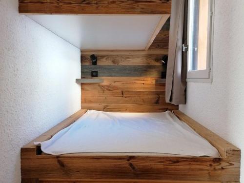 - un lit dans l'angle de la chambre dans l'établissement Appartement 2 pièces, 6 pers, Alpe d'Huez, animaux bienvenus - FR-1-405-355, à Huez