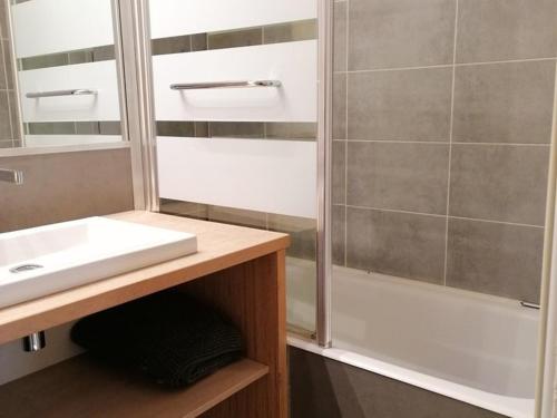 Ένα μπάνιο στο Appartement 2 pièces, 6 pers, Alpe d'Huez, animaux bienvenus - FR-1-405-355