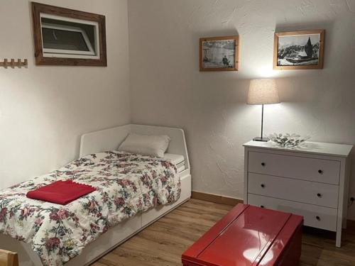 Ένα ή περισσότερα κρεβάτια σε δωμάτιο στο Appartement 2 pièces, 6 pers, Alpe d'Huez, animaux bienvenus - FR-1-405-355