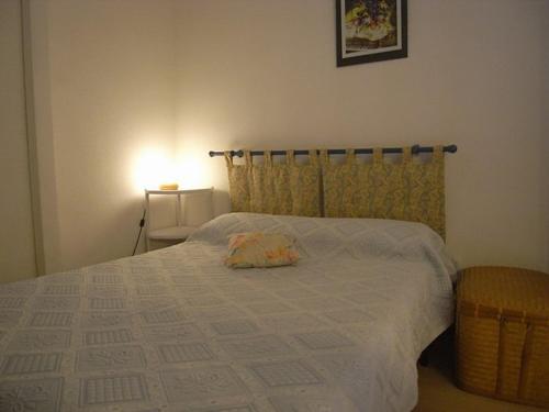 une chambre avec un lit avec un oreiller dessus dans l'établissement Villa 3 Pièces Climatisée, 5 Pers., à 800m de la Plage avec Jardin et Parking Sécurisé - FR-1-776-77, à Argelès-sur-Mer