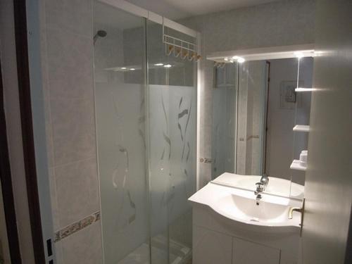une salle de bain avec un lavabo et une douche en verre dans l'établissement Villa 3 Pièces Climatisée, 5 Pers., à 800m de la Plage avec Jardin et Parking Sécurisé - FR-1-776-77, à Argelès-sur-Mer