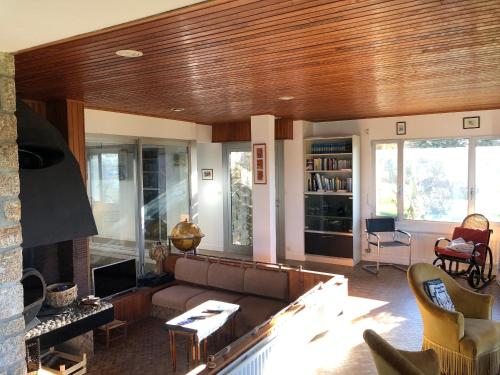 un salon avec un canapé et une cheminée dans l'établissement Maison 8 pers au bord de la Ria - Jardin - 4 km de la plage - Animaux admis - FR-1-397-78, à Belz