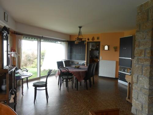 une cuisine et une salle à manger avec une table et des chaises dans l'établissement Maison 8 pers au bord de la Ria - Jardin - 4 km de la plage - Animaux admis - FR-1-397-78, à Belz