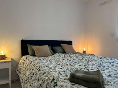 - une chambre dotée d'un grand lit avec deux bougies dans l'établissement Appartement T3 avec Terrasse, Clim, Parking, Proche Plage - Banyuls-sur-Mer - FR-1-225C-138, à Banyuls-sur-Mer