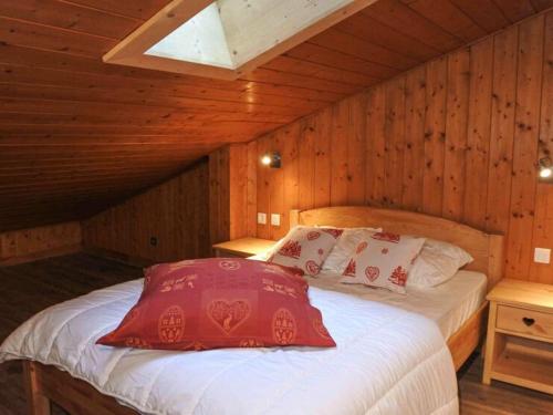 une chambre avec un lit dans une pièce en bois dans l'établissement Charmant studio cabine avec mezzanine au centre de Morzine, idéal pour 6 personnes - FR-1-524-125, à Morzine