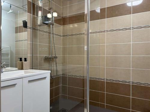 une douche avec une porte vitrée dans une salle de bain dans l'établissement Appartement T3 avec Terrasse, Clim, Parking, Proche Plage - Banyuls-sur-Mer - FR-1-225C-138, à Banyuls-sur-Mer