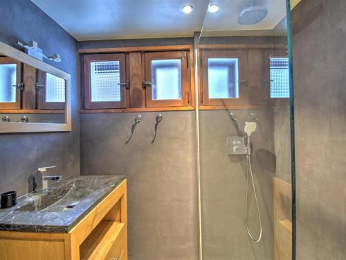une salle de bain avec douche et lavabo dans l'établissement Chalet spacieux à Morzine avec poêle à bois et Wi-Fi - FR-1-524-126, à Morzine
