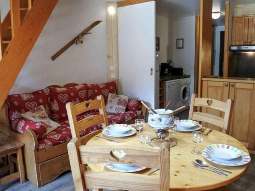 une table en bois avec des chaises et une salle à manger dans l'établissement Morzine : Studio 6 pers, mezzanine, terrasse, parking, centre, WIFI - FR-1-524-127, à Morzine