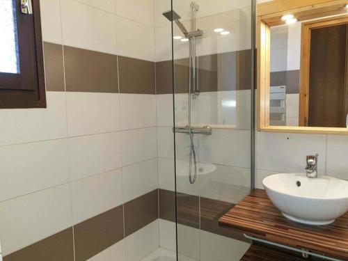 une salle de bain avec un lavabo et une douche en verre dans l'établissement Morzine : Studio 6 pers, mezzanine, terrasse, parking, centre, WIFI - FR-1-524-127, à Morzine