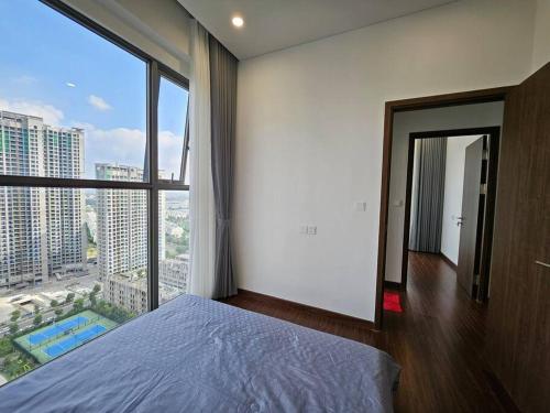 Postel nebo postele na pokoji v ubytování Căn góc Masteri 2N+ view hồ đẹp