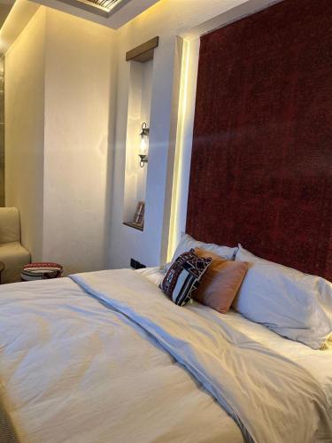a bedroom with a bed with pillows on it at شقه بطراز نجدي فاخر 2 in Riyadh
