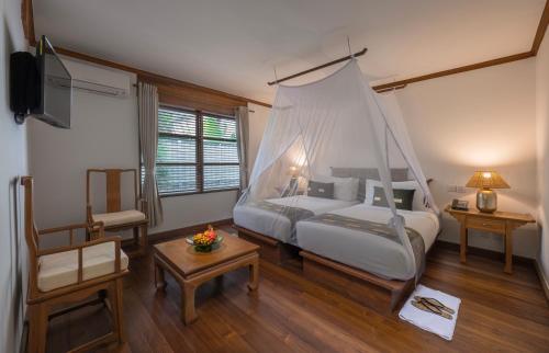 um quarto com uma cama e uma rede mosquiteira em Governor's Residence em Yangon