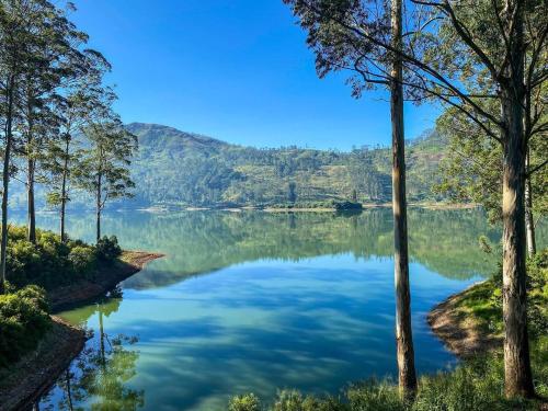 vistas a un lago con montañas en el fondo en The Farm Resorts, en Hatton