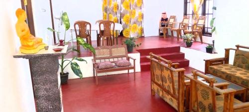 una chiesa con un mucchio di sedie in una stanza di Eastree villa midigama a Midigama East