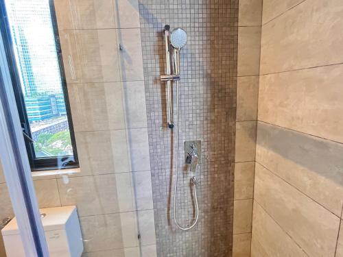 uma casa de banho com uma cabeça de chuveiro em Sentral Suites by Manhattan Group em Kuala Lumpur