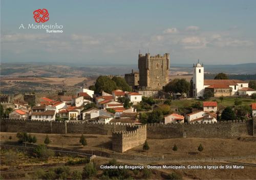 a small town with a castle and a city at A. Montesinho Turismo in Bragança