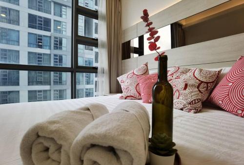 um quarto com uma cama com uma garrafa de vinho em MyCrib19*The Robertson KL - Bukit Bintang Pavilion em Kuala Lumpur