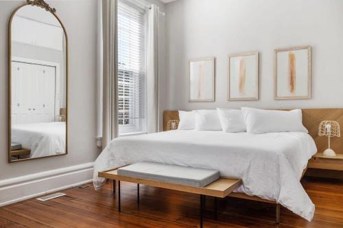 En eller flere senge i et værelse på Urban Oasis Haven in St Catherine