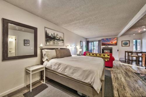 um quarto com uma cama grande e uma sala de estar em Private/Cozy Kings Beach Retreat em Tahoe Vista
