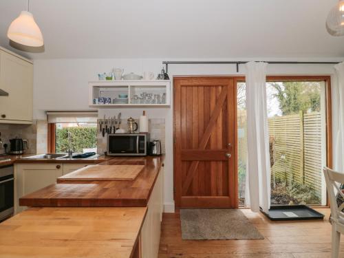 a kitchen with a wooden door and a counter top at Pippin in Martin