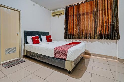 Giường trong phòng chung tại OYO 92726 Geulis Guest House Syariah