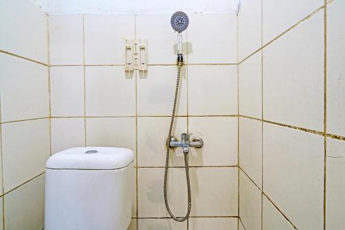 een douche in een badkamer met een toilet bij OYO 92726 Geulis Guest House Syariah in Padalarang