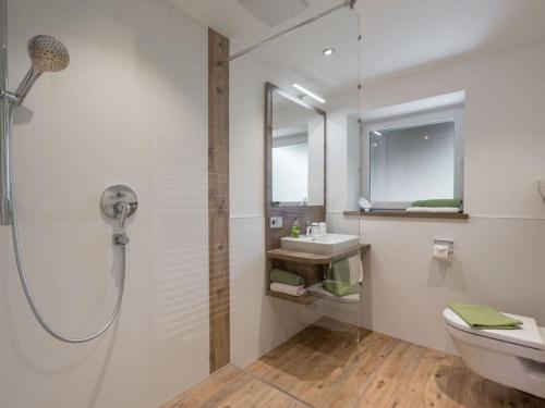 uma casa de banho com um chuveiro, um WC e um lavatório. em Holiday apartment Rubihorn em Oberstdorf