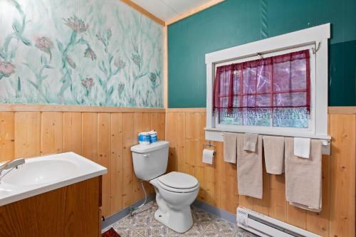 een badkamer met een toilet, een wastafel en een raam bij Family Cabin at Rainier Lodge -0.4 m from entrance in Ashford