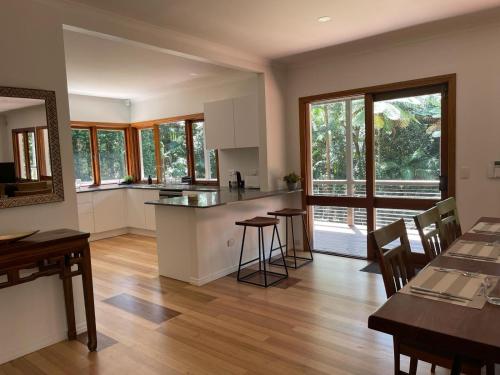 Pethers Rainforest Retreatにあるキッチンまたは簡易キッチン