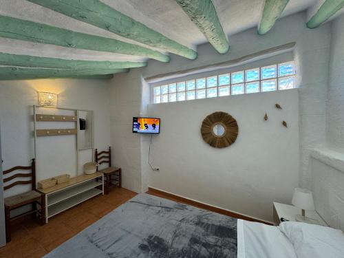 ein Wohnzimmer mit einem TV an der Wand in der Unterkunft Casa Simón plaza Alfaro in Cehegín