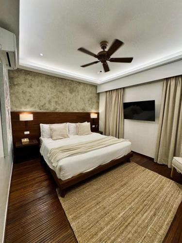 En eller flere senge i et værelse på El Nido Lio Inland Villa