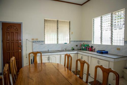 Kuchyň nebo kuchyňský kout v ubytování Fardesam - Budget Friendly Guest House