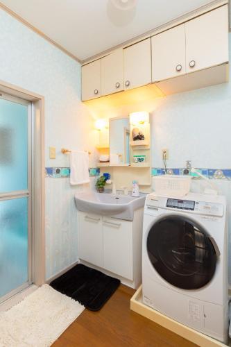 Umeda 15 min, Airport 40 min, USJ 30 min, Quiet residential neighborhood 5LDK Japanese style house for groups and families