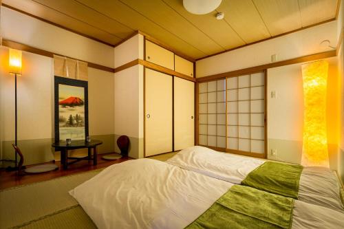 Umeda 15 min, Airport 40 min, USJ 30 min, Quiet residential neighborhood 5LDK Japanese style house for groups and families