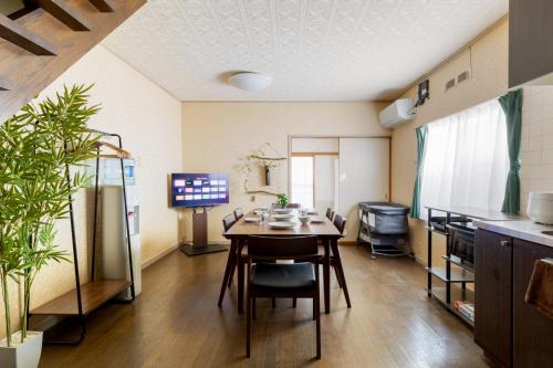 Umeda 15 min, Airport 40 min, USJ 30 min, Quiet residential neighborhood 5LDK Japanese style house for groups and families