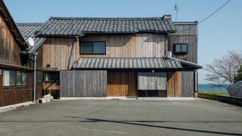 今津にあるうさぎ屋の車道のある大きな木造の建物