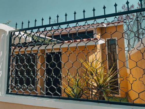 einen Zaun an der Seite eines Gebäudes mit Fenster in der Unterkunft Alojamiento completo Tabachines in Ixtapan de la Sal