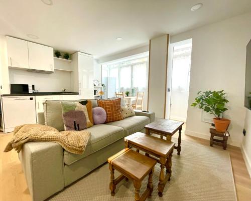 salon z kanapą i stołem w obiekcie La Casa de Niku w mieście Bilbao