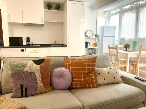 salon z kanapą i poduszkami w obiekcie La Casa de Niku w mieście Bilbao