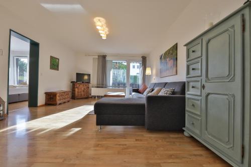 een woonkamer met een bank en een dressoir bij Alpenhimmel in Garmisch-Partenkirchen