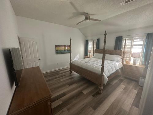 een slaapkamer met een bed en een plafondventilator bij Encie’s Estate in Memphis
